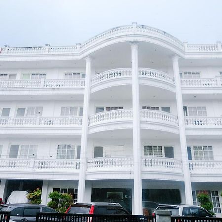 Oyo 696 Hasanah Guest House Syariah De Saphire マラン エクステリア 写真