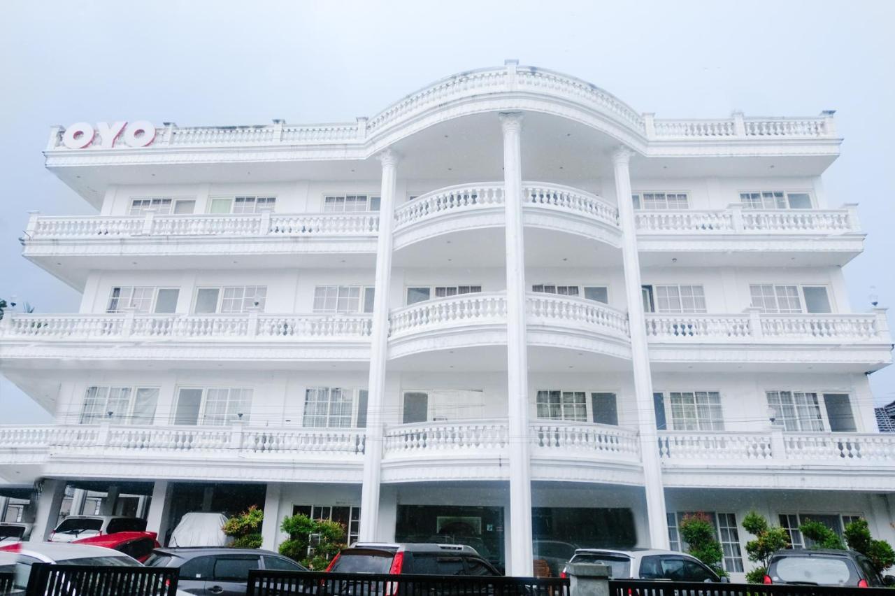 Oyo 696 Hasanah Guest House Syariah De Saphire マラン エクステリア 写真