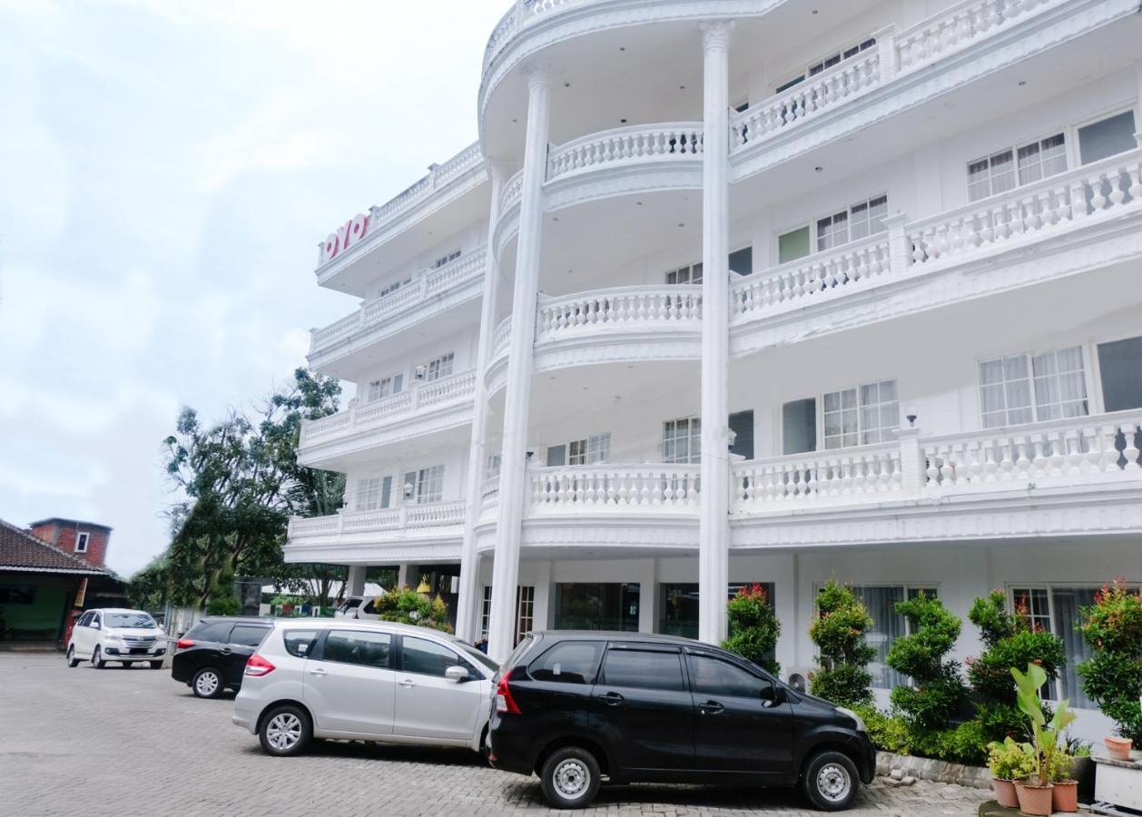 Oyo 696 Hasanah Guest House Syariah De Saphire マラン エクステリア 写真