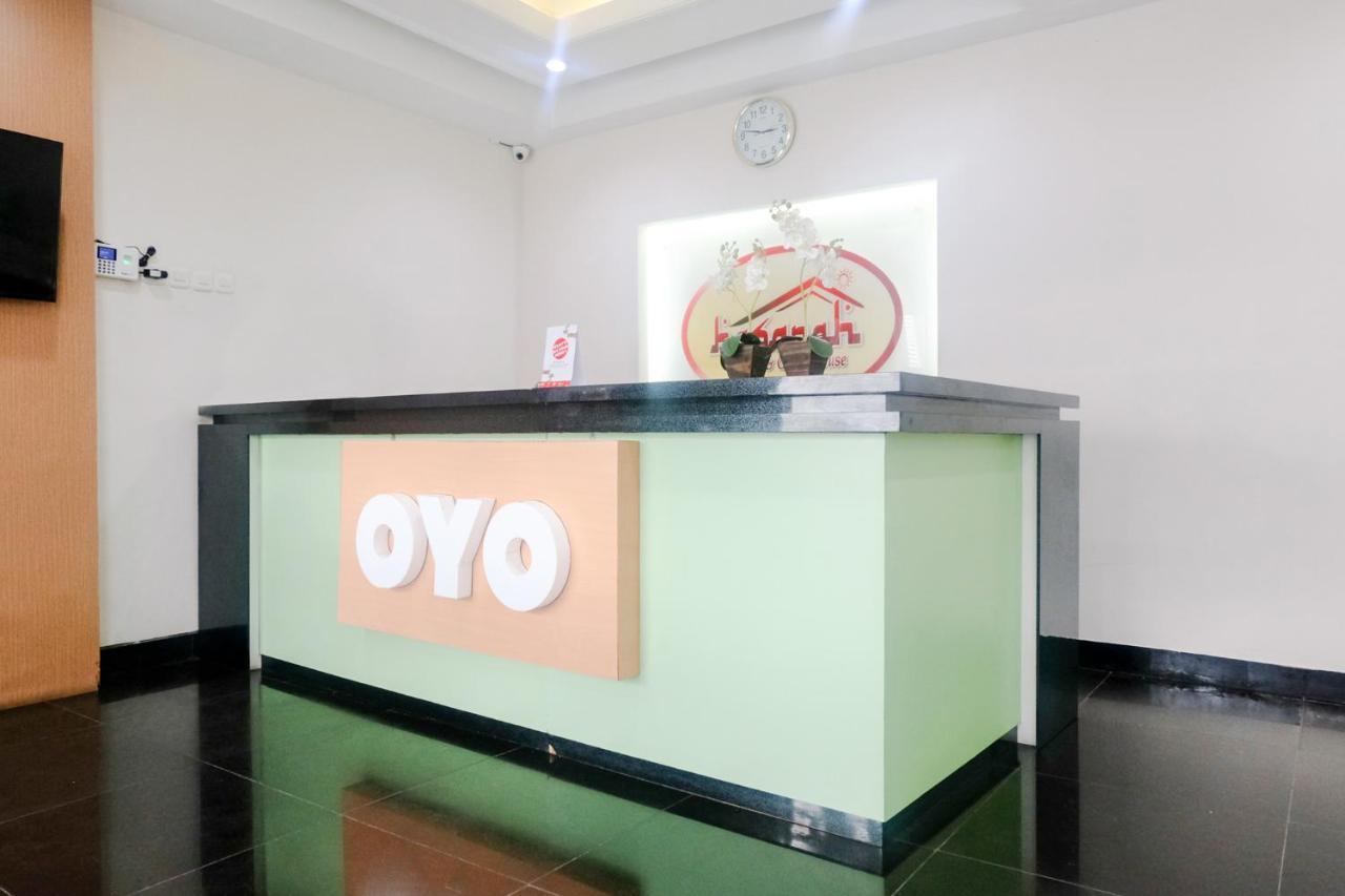 Oyo 696 Hasanah Guest House Syariah De Saphire マラン エクステリア 写真