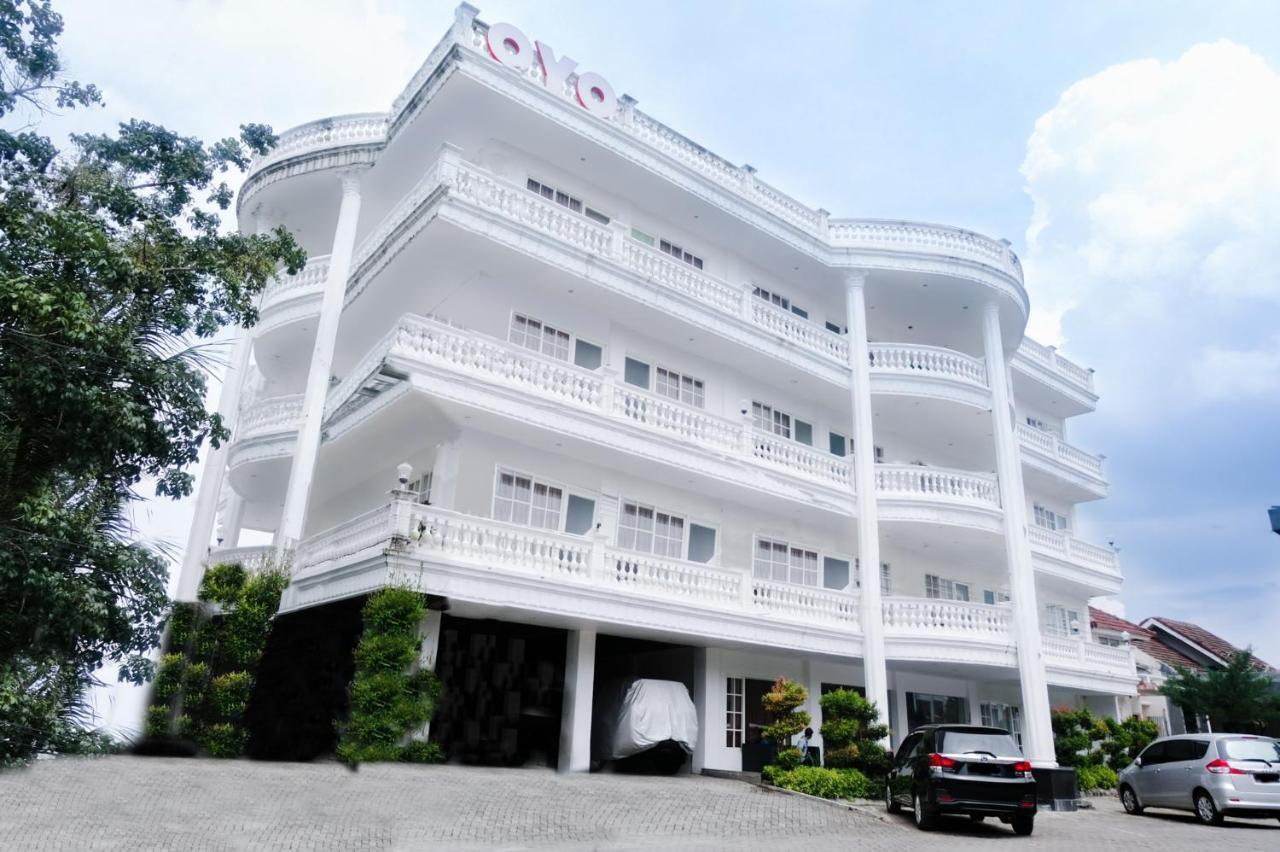 Oyo 696 Hasanah Guest House Syariah De Saphire マラン エクステリア 写真