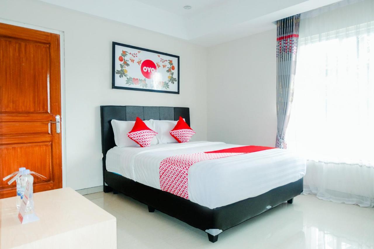 Oyo 696 Hasanah Guest House Syariah De Saphire マラン エクステリア 写真