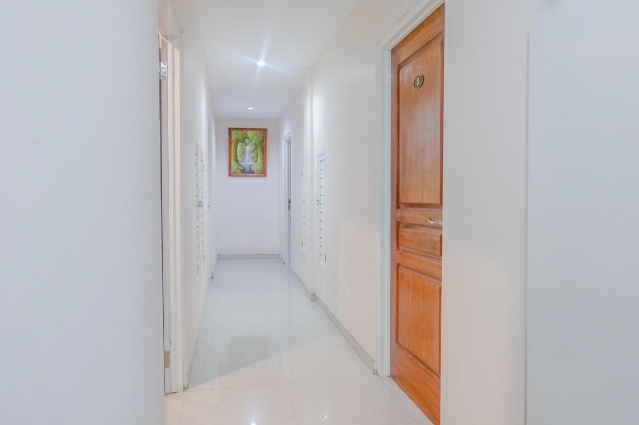 Oyo 696 Hasanah Guest House Syariah De Saphire マラン エクステリア 写真