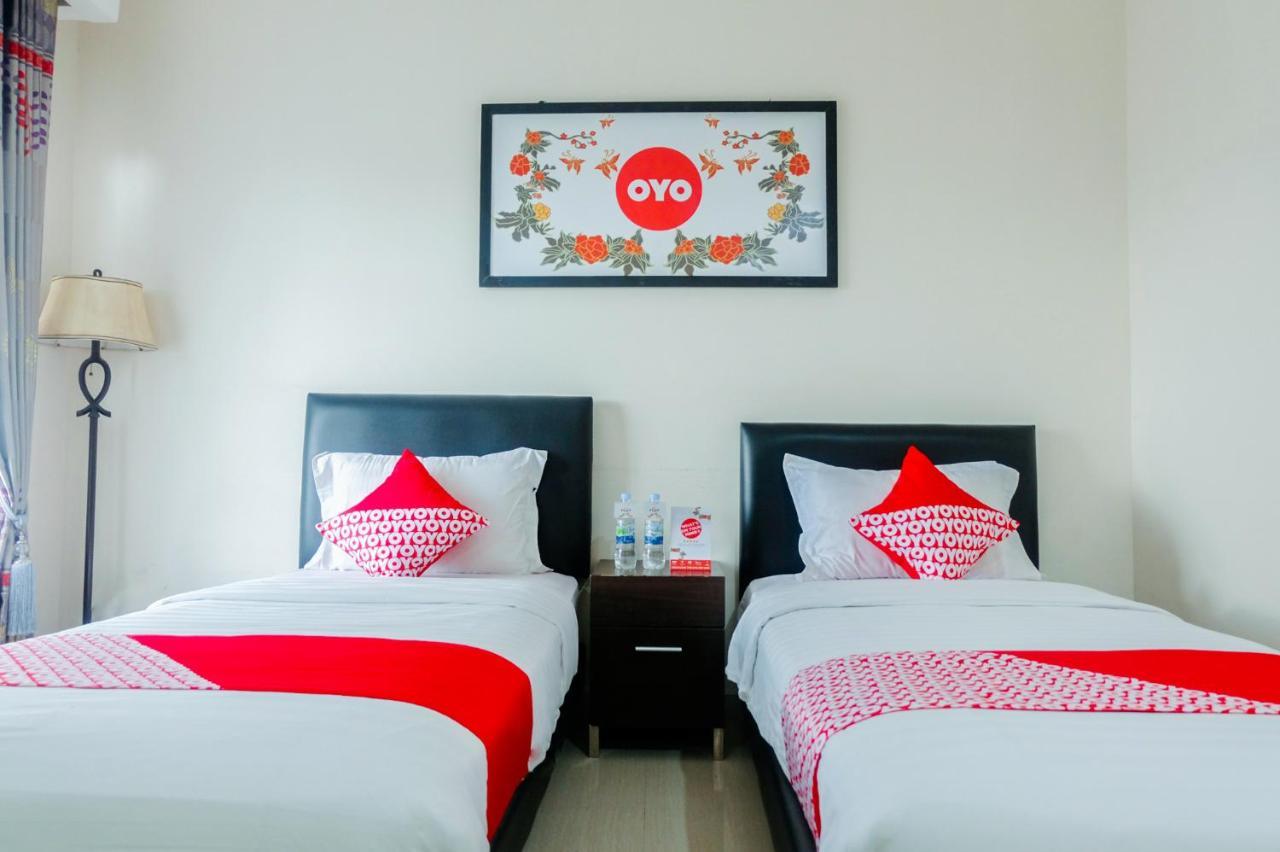 Oyo 696 Hasanah Guest House Syariah De Saphire マラン エクステリア 写真