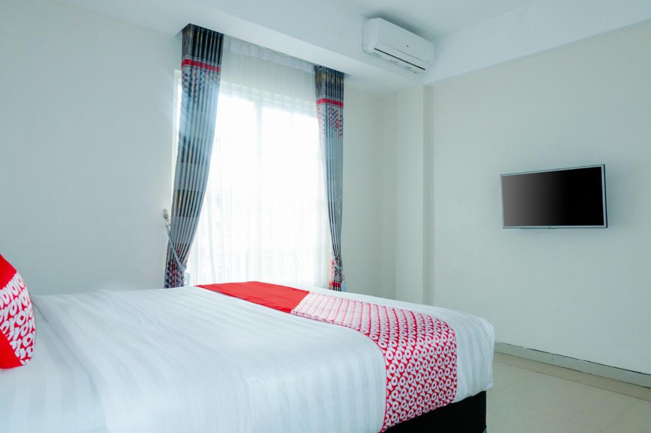 Oyo 696 Hasanah Guest House Syariah De Saphire マラン エクステリア 写真