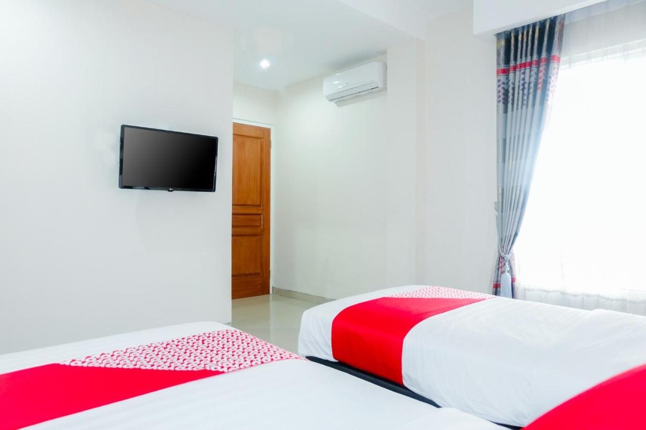 Oyo 696 Hasanah Guest House Syariah De Saphire マラン エクステリア 写真