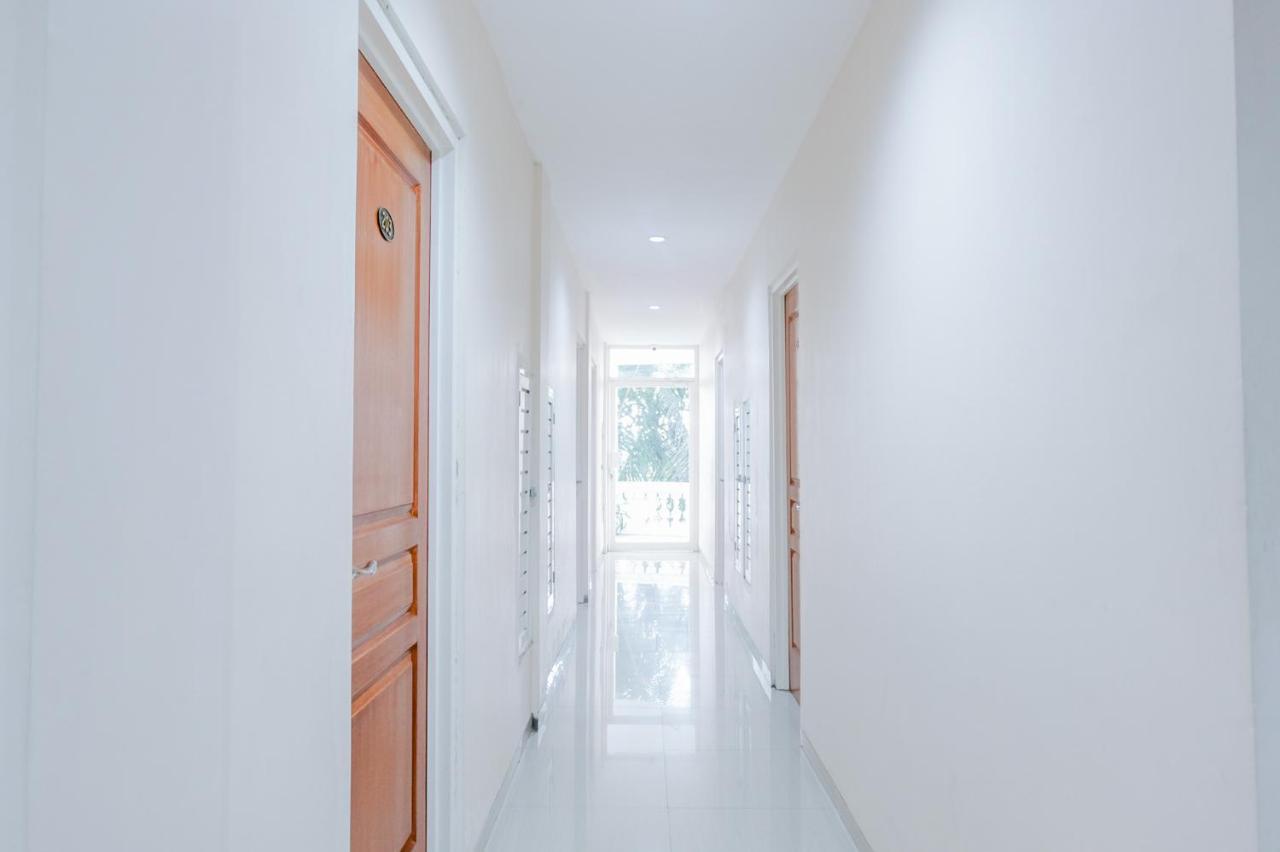 Oyo 696 Hasanah Guest House Syariah De Saphire マラン エクステリア 写真