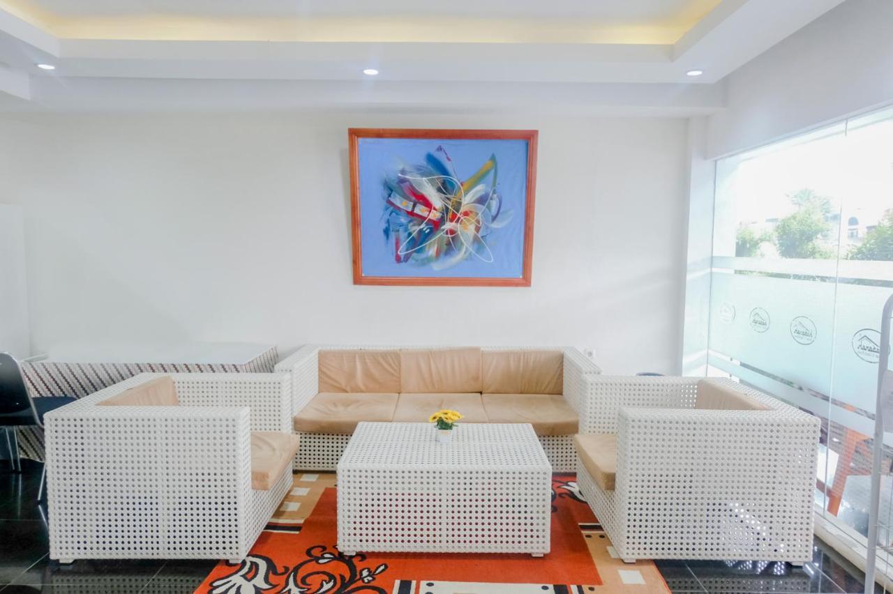 Oyo 696 Hasanah Guest House Syariah De Saphire マラン エクステリア 写真