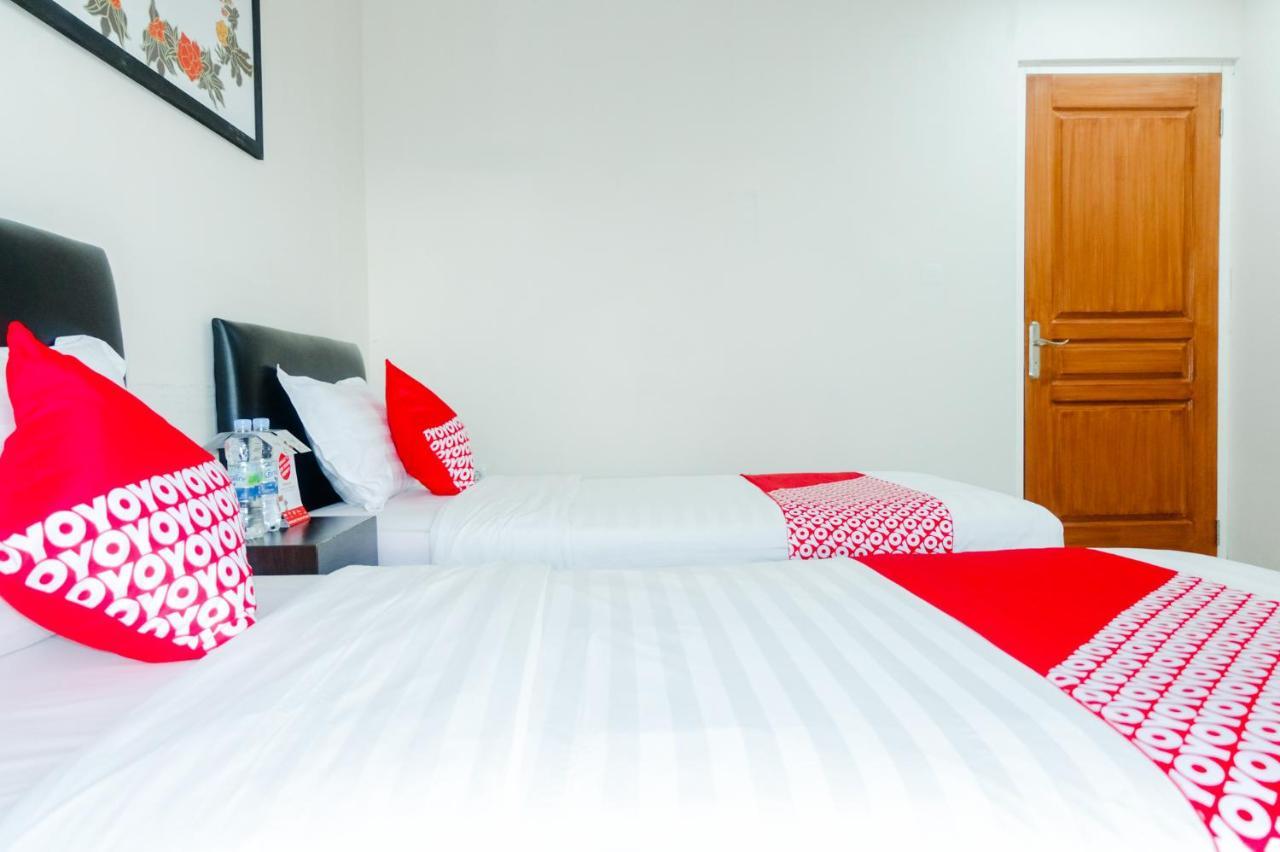 Oyo 696 Hasanah Guest House Syariah De Saphire マラン エクステリア 写真