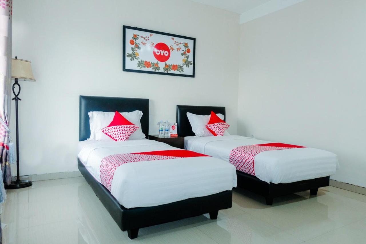 Oyo 696 Hasanah Guest House Syariah De Saphire マラン エクステリア 写真
