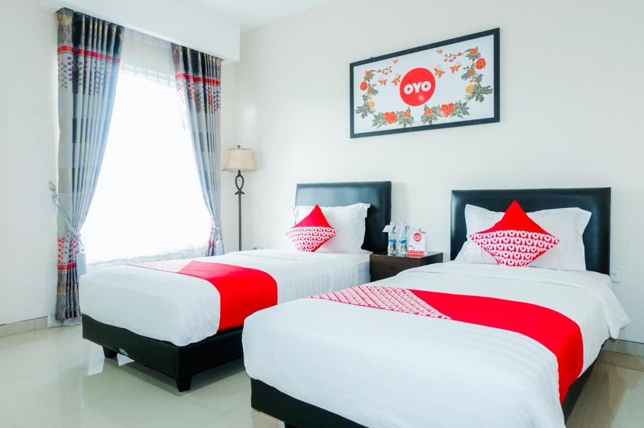 Oyo 696 Hasanah Guest House Syariah De Saphire マラン エクステリア 写真