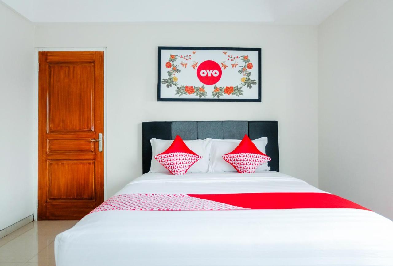 Oyo 696 Hasanah Guest House Syariah De Saphire マラン エクステリア 写真