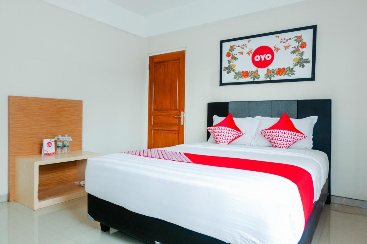Oyo 696 Hasanah Guest House Syariah De Saphire マラン エクステリア 写真