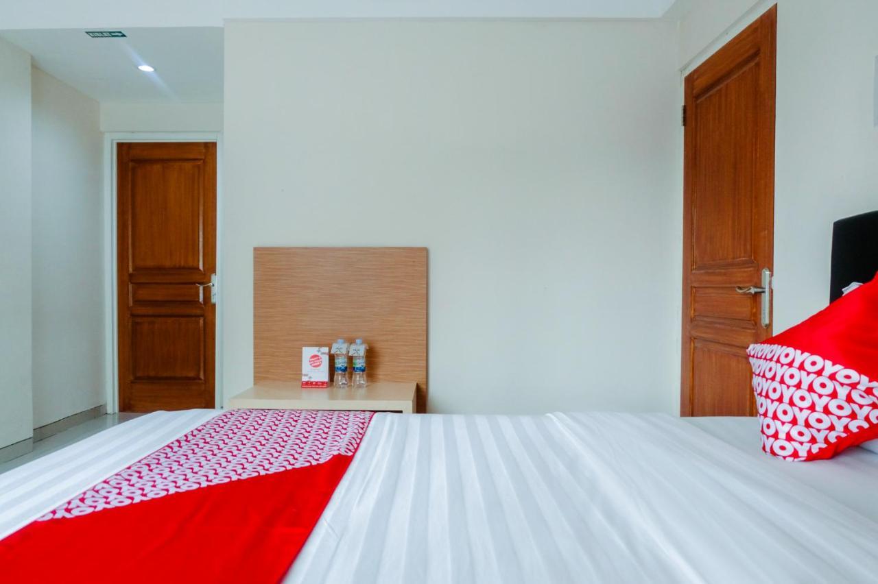 Oyo 696 Hasanah Guest House Syariah De Saphire マラン エクステリア 写真