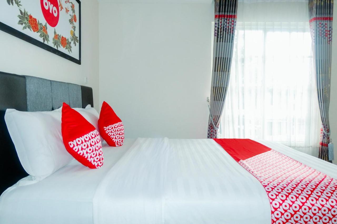 Oyo 696 Hasanah Guest House Syariah De Saphire マラン エクステリア 写真