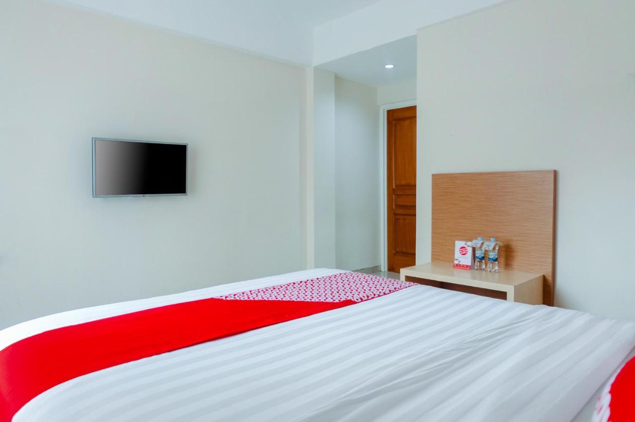 Oyo 696 Hasanah Guest House Syariah De Saphire マラン エクステリア 写真