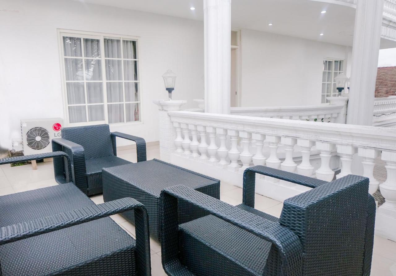 Oyo 696 Hasanah Guest House Syariah De Saphire マラン エクステリア 写真