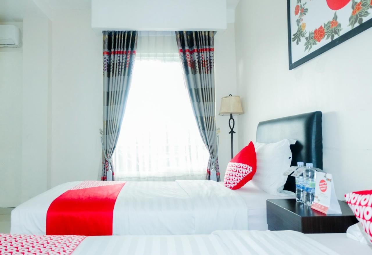 Oyo 696 Hasanah Guest House Syariah De Saphire マラン エクステリア 写真