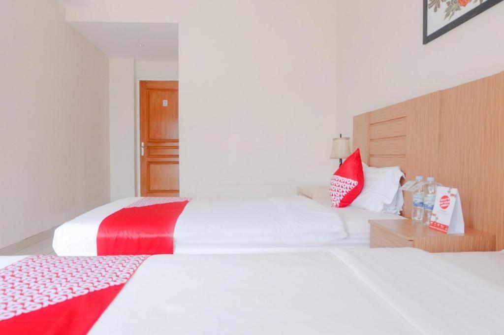 Oyo 696 Hasanah Guest House Syariah De Saphire マラン エクステリア 写真