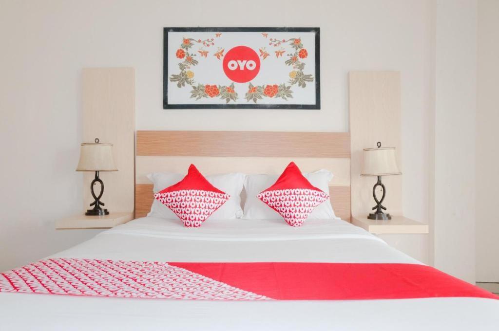 Oyo 696 Hasanah Guest House Syariah De Saphire マラン エクステリア 写真