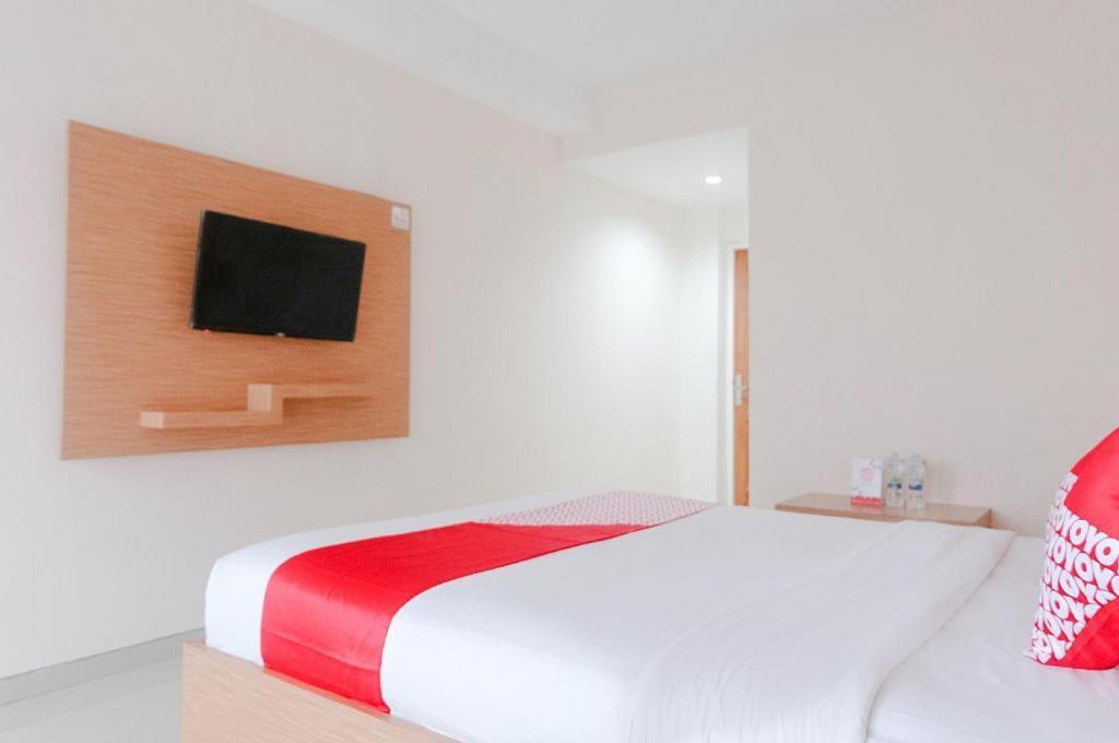 Oyo 696 Hasanah Guest House Syariah De Saphire マラン エクステリア 写真