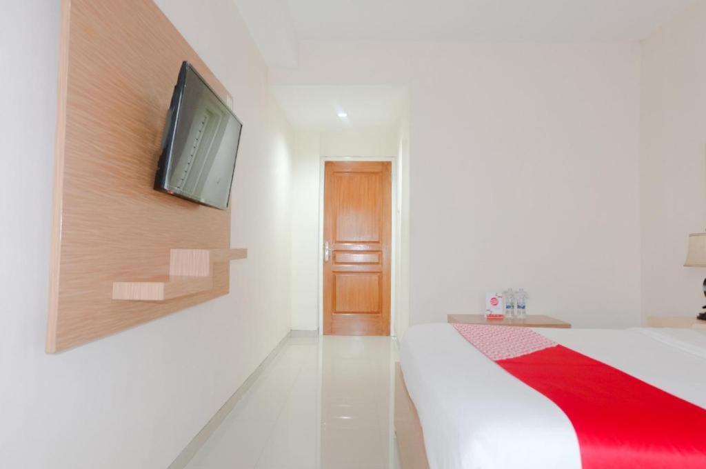 Oyo 696 Hasanah Guest House Syariah De Saphire マラン エクステリア 写真