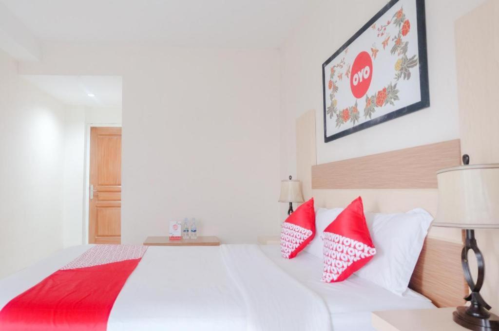 Oyo 696 Hasanah Guest House Syariah De Saphire マラン エクステリア 写真