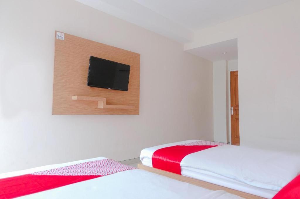 Oyo 696 Hasanah Guest House Syariah De Saphire マラン エクステリア 写真