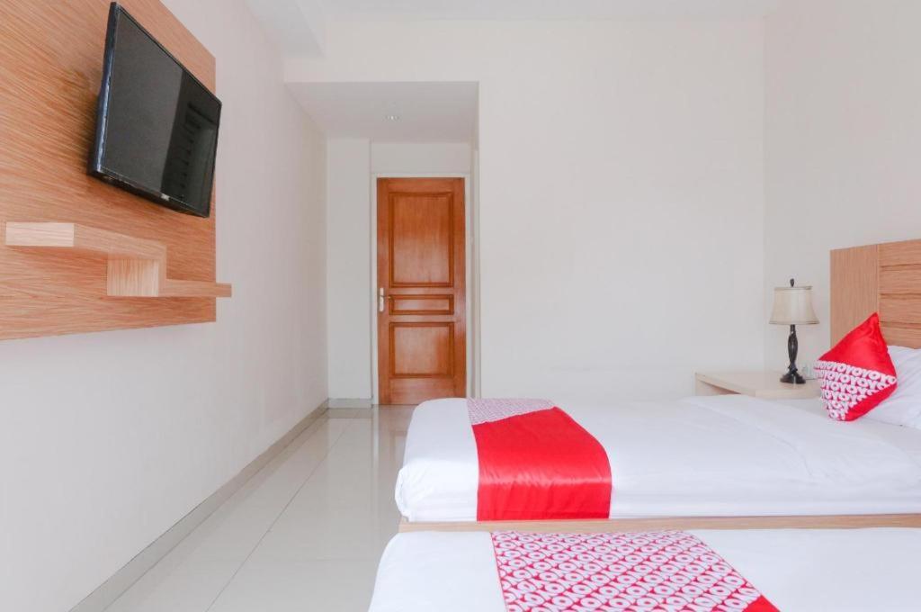 Oyo 696 Hasanah Guest House Syariah De Saphire マラン エクステリア 写真