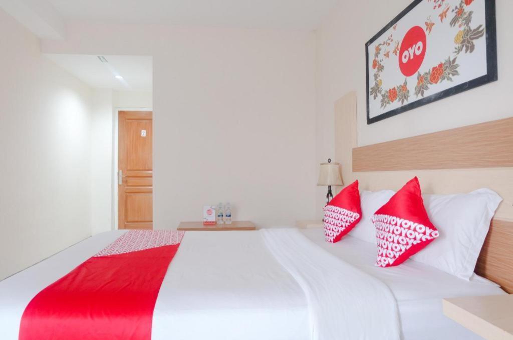 Oyo 696 Hasanah Guest House Syariah De Saphire マラン エクステリア 写真