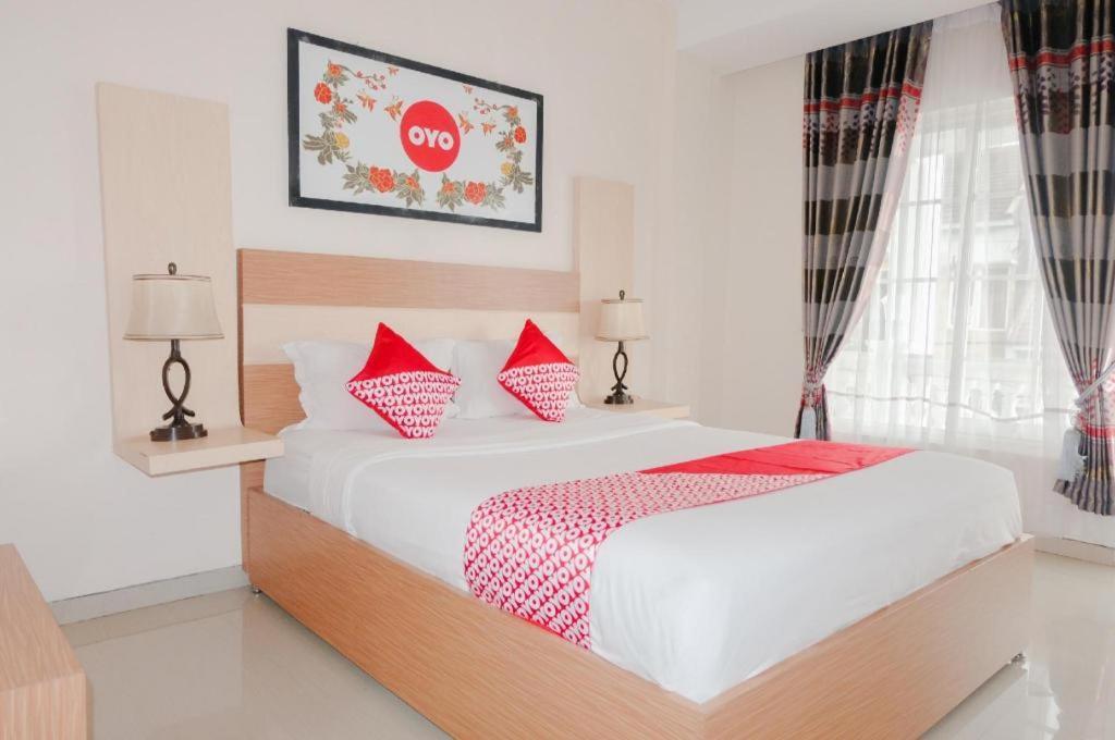 Oyo 696 Hasanah Guest House Syariah De Saphire マラン エクステリア 写真