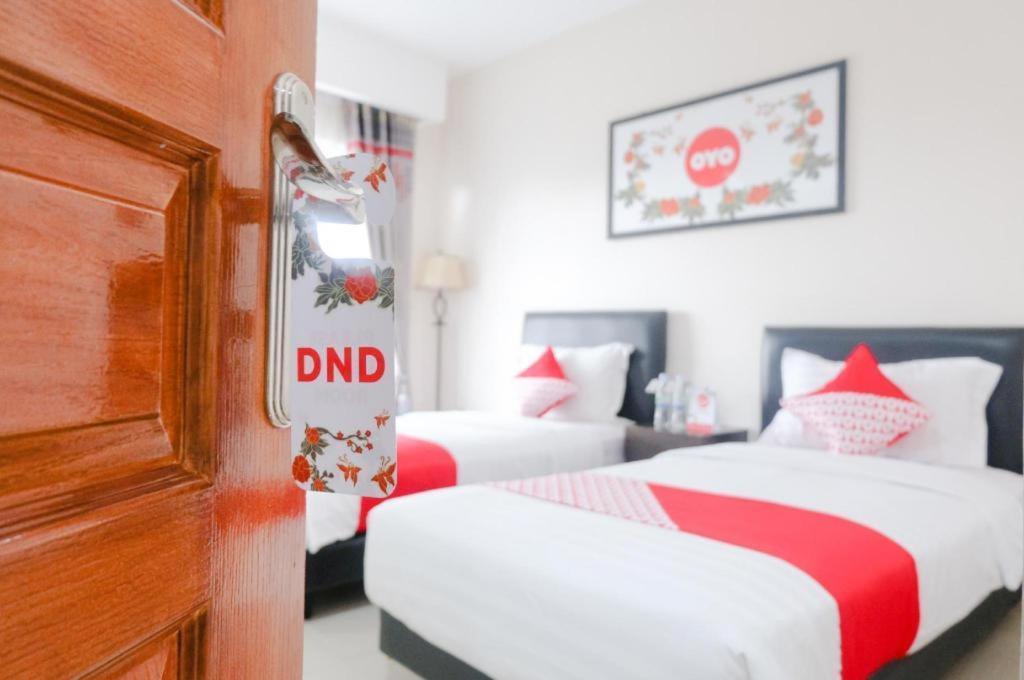 Oyo 696 Hasanah Guest House Syariah De Saphire マラン エクステリア 写真
