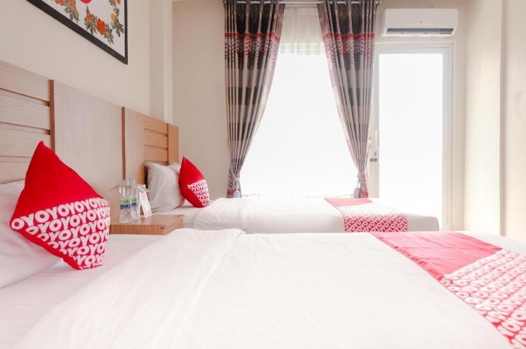 Oyo 696 Hasanah Guest House Syariah De Saphire マラン エクステリア 写真