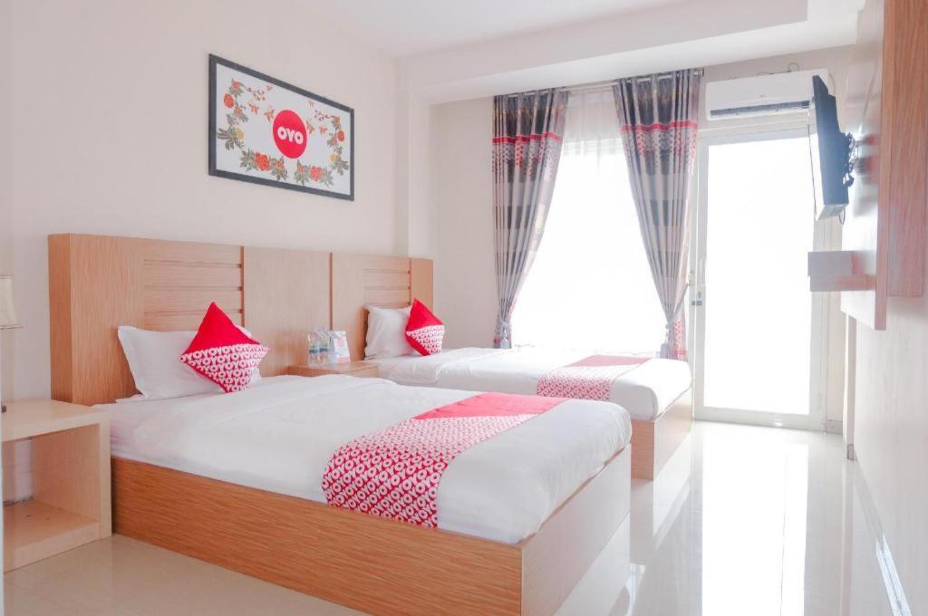 Oyo 696 Hasanah Guest House Syariah De Saphire マラン エクステリア 写真
