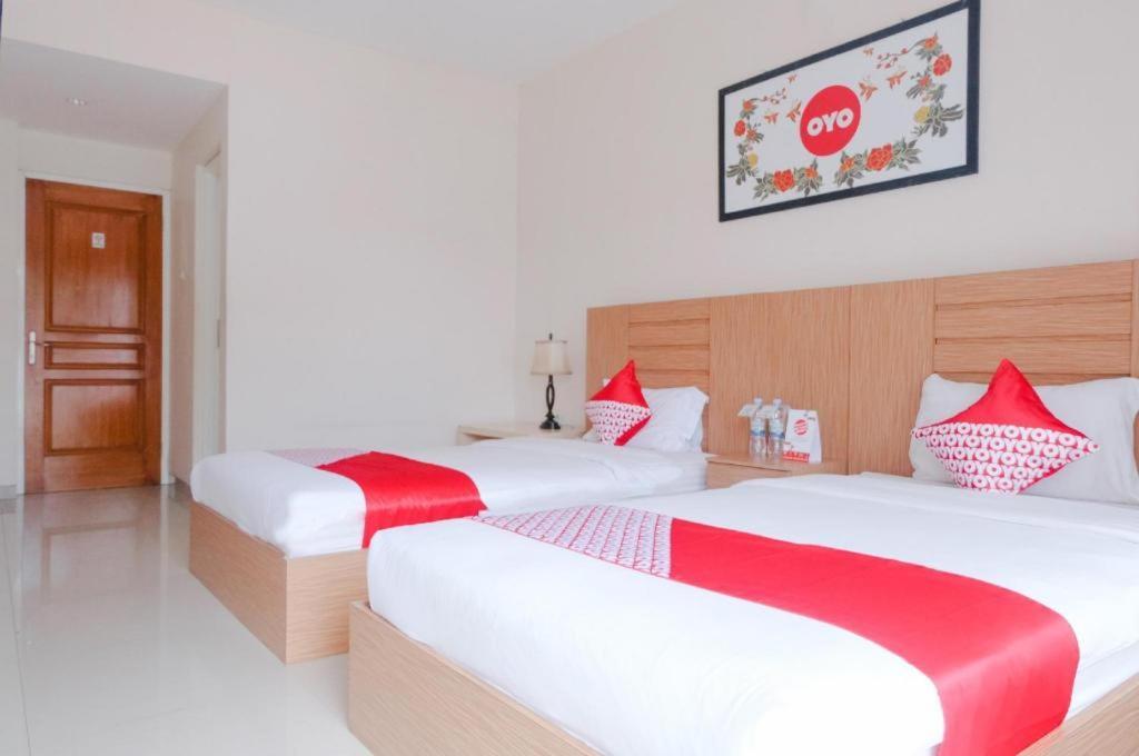 Oyo 696 Hasanah Guest House Syariah De Saphire マラン エクステリア 写真
